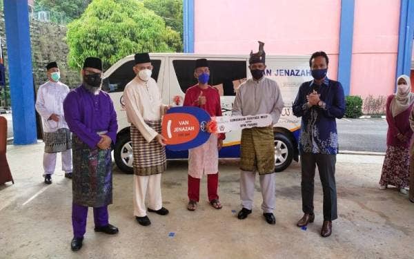 Khairuddin menyerahkan replika kunci van jenazah sumbangan Muip kepada Che Adam disaksikan Aminurrahim (tengah), Zakaria (kanan) dan Dr Asmadi (kiri) sempena majlis penyerahan di Pejabat APM Pahang, pada Khamis.