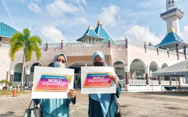 Nur Atikah (dua, kiri) ketika mempromosikan program #QuranHour
Peringkat negeri Melaka di Masjid Al-Alami di MITC, Ayer Keroh, di sini, pada Jumaat.