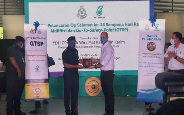 Mat Kasim (kiri) menerima cenderahati selepas menyempurnakan majlis pelancaran Program Jelajah Op Selamat ke-18 dan 'Go To The Safety Points' (GTSP) di Stesen Petronas Solaris Putra, pada Jumaat.