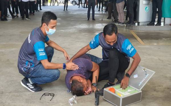 Petugas Petronas membuat demonstrasi bantuan kecemasan sempena majlis pelancaran Program Jelajah Op Selamat ke-18 dan 'Go To The Safety Points' (GTSP) di Stesen Petronas Solaris Putra, pada Jumaat.
