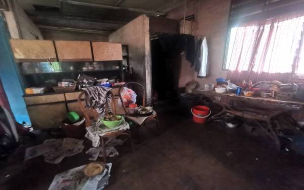 Keadaan di dalam rumah Muhamad di Rumah Rakyat Panchor, Seremban.