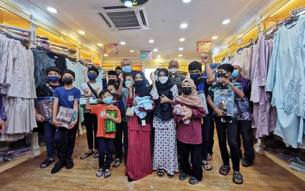 Wajah ceria sebahagian daripada 100 anak yatim yang bergambar bersama Ahli Parlimen Kuala Terengganu, Datuk Ahmad Amzad Hashim dan Ketua Pegawai Eksekutif Kumpulan EPIC, Ridzuan Ali.