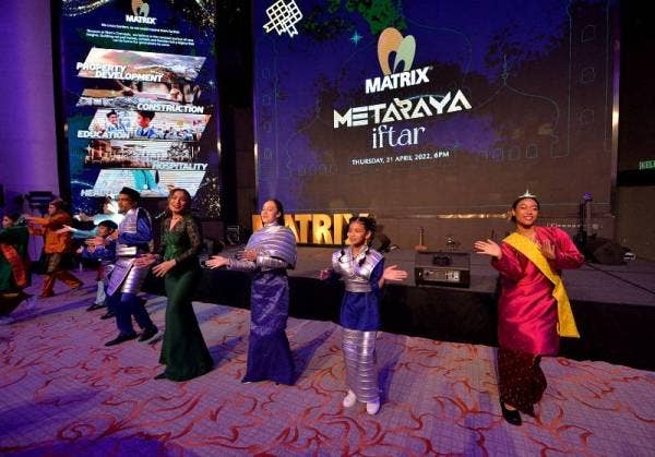Janna Nick (empat dari kanan) ketika membuat persembahan semasa acara Matrix Concepts MetaRaya Iftar pada Khamis.