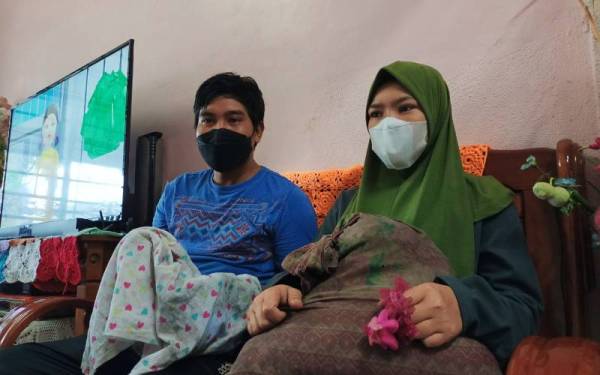 Bantal busuk dan sehelai kain lampin menjadi pengubat rindu kepada Mohd Fazlan Nizam dan isteri selepas kehilangan dua anak dalam kebakaran rumah kedai di Bandar Seri Iskandar pada Khamis.