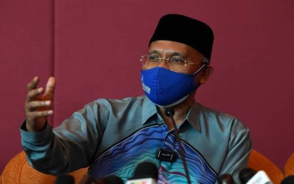 Menteri di Jabatan Perdana Menteri (Hal Ehwal Agama) Datuk Idris Ahmad ketika sidang media pada Majlis Perasmian Town Hall dan Pelancaran Buku 'Keluarga Malaysia Keluarga Sejahtera' di Pusat Konvensyen Antarabangsa Putrajaya (PICC) hari ini. -Foto Bernama