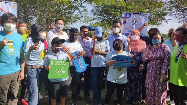 Johary (tengah) bersama kanak-kanak austime daripada beberapa badan bukan kerajaan (NGO) ketika merasmikan taman permainan inklusif di USJ 11/5 pada Jumaat.