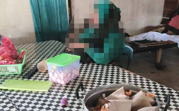 Seorang peniaga wanita berusia 57 tahun ditahan selepas didapati menjual makanan kepada kaki ponteng puasa di Besut dalam Ops Ramadan dijalankan pada Rabu.