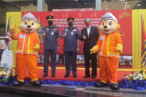 Nordin (Tengah) bersama Timbalan Pengarah JBPM KL, Rozihan Anwar Mamat (kiri) ketika merasmikan kempen terbabit pada Jumaat.