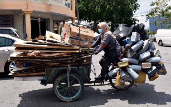 Kisah Umi Nur Faizah yang membesarkan empat anak dengan mengutip barangan terpakai mendapat perhatian pelbagai pihak untuk menyalurkan bantuan dan sumbangan kepada keluarga itu. - Foto Bernama