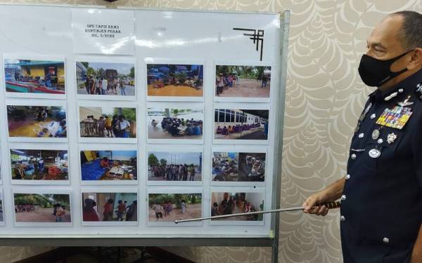 Mior Faridalathrash menunjukkan lokasi-lokasi serbuan Op Tapis Khas yang dilakukan serentak selama tiga hari di seluruh Perak bermula Isnin lalu ketika sidang media di IPK Perak di Ipoh pada Jumaat.