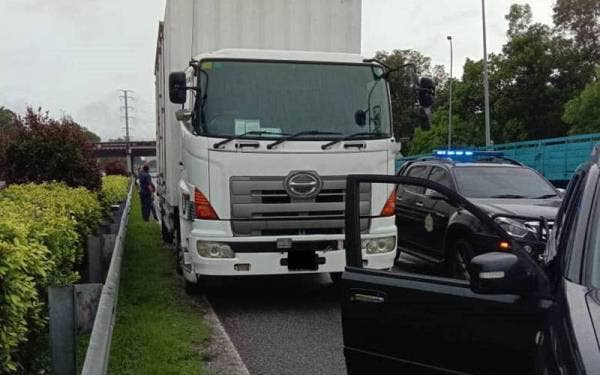 Keadaan lori dipandu suspek selepas berjaya ditahan polis.