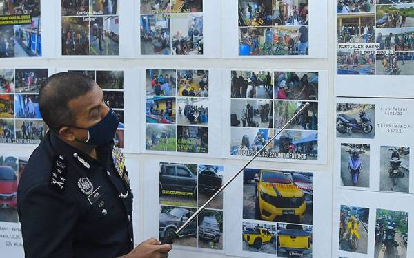 Ayob Khan menunjukkan gambar-gambar Operasi Tapis Khas ketika mengadakan sidang media di Bukit Aman pada Jumaat. - Foto Bernama