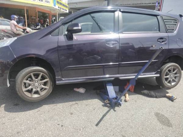 Seorang pejalan kaki maut selepas dirempuh sebuah MPV yang membuat pusingan U di Jalan Wawasan 2/7 Bandar Baru Ampang pada Jumaat.