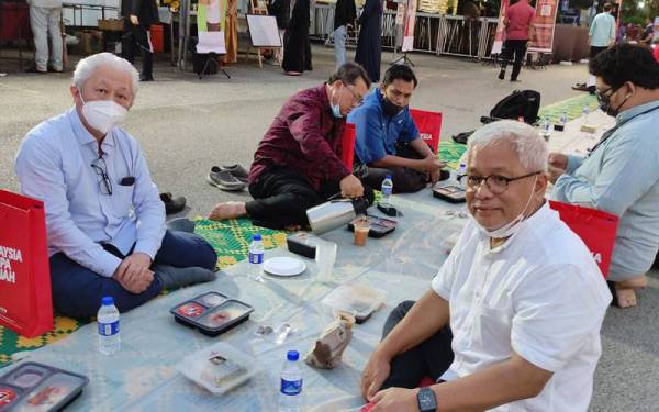 Cheng Kang (kiri) bersama Pengerusi Kumpulan Karangkraf, Datuk Hussamuddin Yaacub ketika Program Iftar Ala Madinah @Karangkraf di Kompleks Karangkraf baru-baru ini.