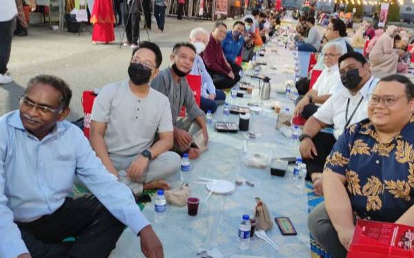 G Manimaran (depan, kiri) bersama beberapa rakan media pada Program Iftar Ala Madinah @Karangkraf di Kompleks Karangkraf baru-baru ini.