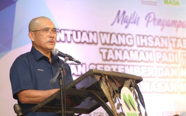 Ronald ketika berucap pada Majlis Penyampaian Bantuan Wang Ihsan Tabung Bencana Tanaman Padi (TBTP) bulan September dan November 2021, di kawasan MADA di Dewan Tunku Anum pada Khamis.