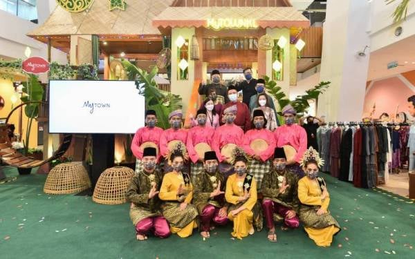 Mohd Azhan (baris ketiga dari atas, tengah) bersama penari kebudayaan dan kakitangan MyTOWN ketika Majlis Pelancaran Salam Ideal-Fitri, pada Khamis.