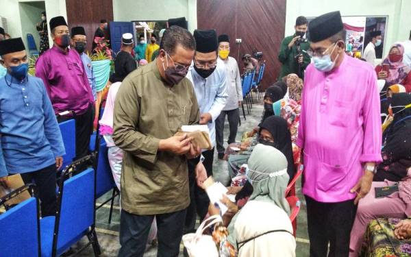 Pada majlis berkenaan Abdul Rahman turut menyerahkan agihan kepada 212 peserta Felcra bernilai RM594,302.80 dan sumbangan RM3,000 kepada Pertubuhan Kebajikan Anak-Anak Yatim Islam Al-Ihsan Daerah Kuala Lipis.