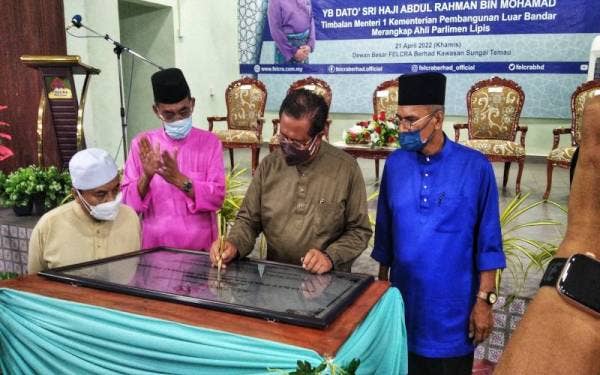Acara menandatangani plak perasmian pejabat Felcra Berhad bagi Kawasan Sungai Temau.