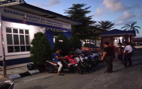 Seramai tujuh remaja ditahan kerana menunggang motosikal dengan melakukan aksi ‘wheelie’ di Jalan Kota Seribong, pada Jumaat dibawa ke IPD Kota Bharu untuk tindakan lanjut. - Foto Ihsan PDRM