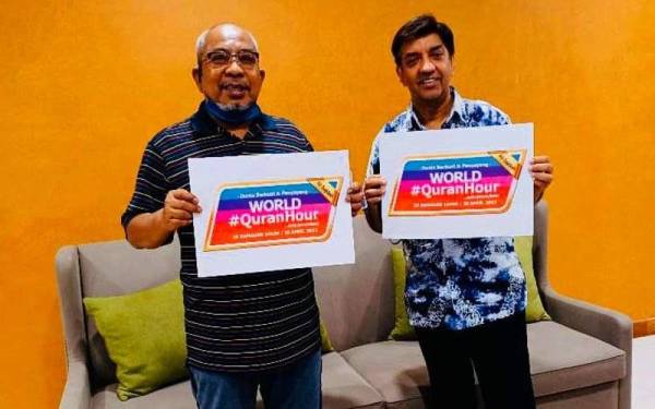 Adnan (kiri) bersama Pengarah Eksekutif Mydin, Salim Mydin Mohamed (kanan) mempromosikan World #QuranHour yang akan diadakan di Mydin Tunjong pada 26 April ini.