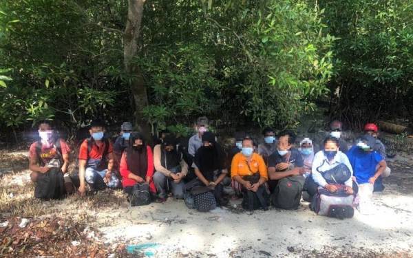 Antara PATI yang ditahan oleh anggota Batalion 4 Pasukan Gerakan Am (PGA) di Long Beach Morib di sini pada Jumaat.