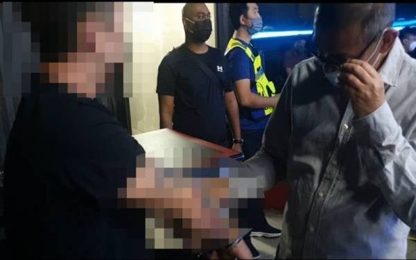 Ricky (kanan) ketika membuat pemeriksaan tatu di tangan suspek.