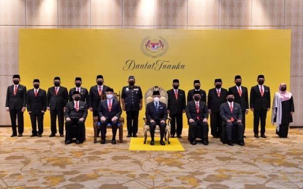 Yang di-Pertuan Agong Al-Sultan Abdullah Ri’ayatuddin Al-Mustafa Billah Shah berkenan bergambar kenangan bersama Ahli Majlis Agama Islam Melaka (MAIM) sempena Majlis Pengurniaan Watikah MAIM, pada Sabtu. - Foto Bernama