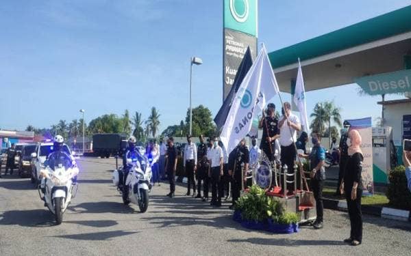 Mohd Mahiri (kiri) ketika melancarkan program jelajah Op Selamat 18 dan Program 'Go To Safety Point' (GTSP) bersama Petronas di Stesen Minyak Petronas Jalan Gunung Keriang pada Sabtu.