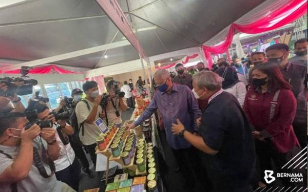 Ismail Sabri melawat reruai perusahaan sosial yang diketengahkan sempena Majlis Pelancaran Rangka Tindakan Keusahawanan Sosial Malaysia 2030 (SEMy2030) di ibu negara, pada Jumaat.