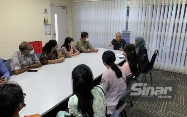 Muhammad Nasir (tiga dari kanan) ketiga berucap pada Majlis Temu Mesra Rakan Gabungan #RasuahBusters yang diadakan di Kompleks Karangkraf, di sini, pada Jumaat.