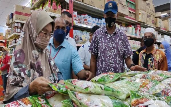 Rosol (dua dari kanan) meninjau barangan yang dijual pada harga lebih murah sempena Program Jualan Keluarga Malaysia (PJKM) di sebuah pasar raya di Kuala Berang pada Sabtu.