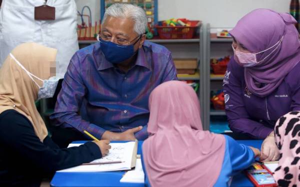 Ismail Sabri (dua dari kanan) beramah mesra bersama dengan Bella ketika melakukan lawatan di Rumah Kebajikan di bawah seliaan JKM Negeri Sembilan pada Sabtu. - Foto Bernama