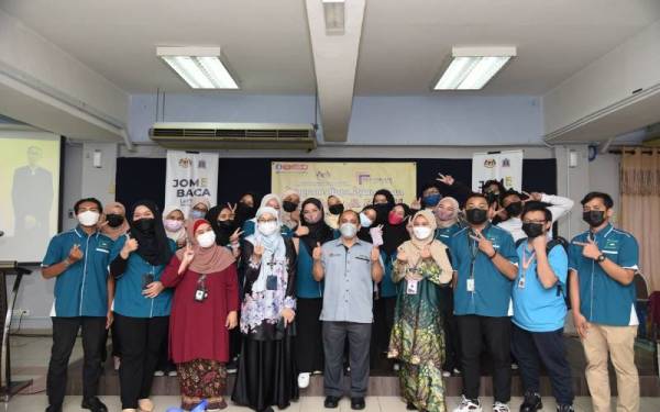 Mohd Ruzi (tengah) bersama pelajar sempena program Jom Baca @ KKSY 2022. - Foto KKSY