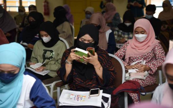 Pelajar KKSY sedang membaca buku selama 10 minit semasa Jom Baca @ KKSY 2022 sedang berlangsung. - Foto KKSY