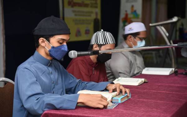 Pelajar KKSY membaca surah Al Sajdah sempena Quran Hour KKSY 2022. - Foto KKSY