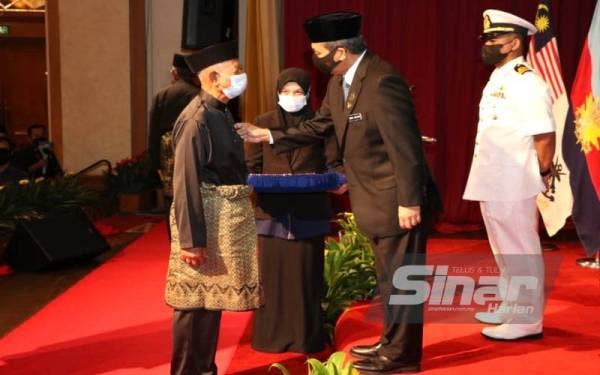 Majlis Penganugerahan Pingat Jasa Malaysia (PJM) oleh Timbalan Menteri Pertahanan, Datuk Seri Ikmal Hisham Abdul Aziz (dua dari kanan) kepada veteran ATM peringkat negeri Kelantan di Hotel Grand Renai di sini pada Sabtu. - Foto Sinar Harian