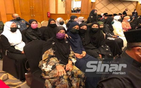 Barisan balu veteran ATM yang menunggu giliran untuk mewakili arwah suami masing-masing bagi menerima penganugerahan Pingat Jasa Malaysia (PJM) pada Sabtu. - Foto Sinar Harian