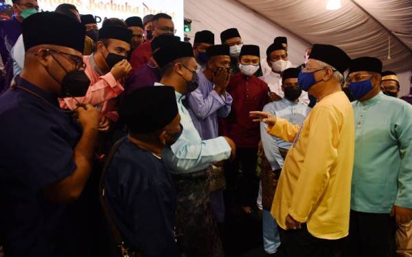 Ismail Sabri (dua dari kanan) yang juga Ahli Parlimen Bera beramah mesra bersama tetamu yang hadir pada Majlis Berbuka Puasa bersama Warga Bera Pahang di Seri Perdana malam ini. - Foto Bernama