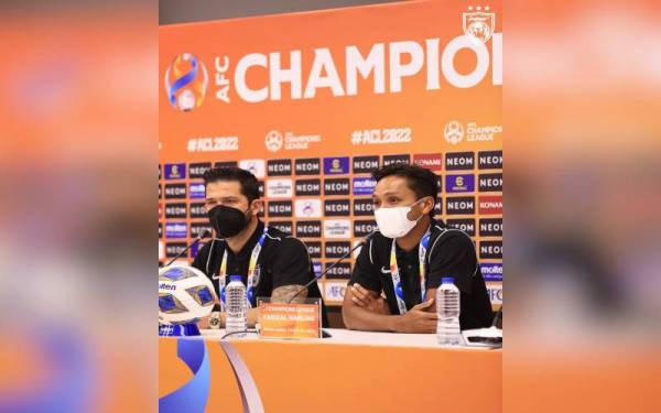 Mora dan Farizal dalam sidang media di Stadium Sultan Ibrahim pada Sabtu. - FOTO FB JOHOR SOUTHERN TIGERS