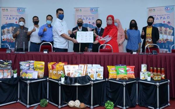 Ronald (tengah) menyaksikan sesi tandatangan MoU MAFI bersama syarikat pengurusan eksport (EMC), SD Implex Japan Co Ltd.