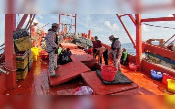 Anggota Maritim Malaysia melakukan pemeriksaan ke atas bot nelayan Vietnam yang ditahan menerusi Op Khas Pagar Laut dan Op Khas Kuda Laut pada Jumaat.