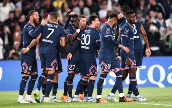 Messi meraikan jaringan pendahuluan PSG ketika berdepan Lens di Paris.