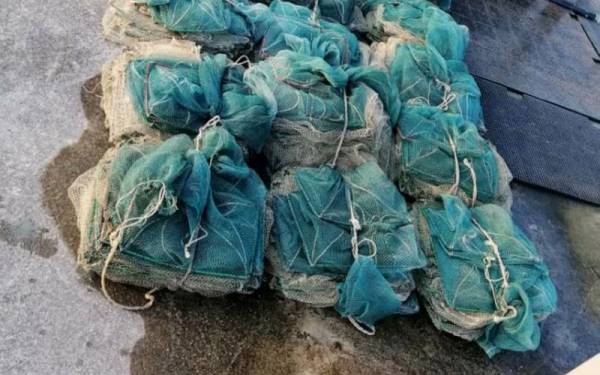 Maritim Pulau Pinang merampas 70 set bubu naga bernilai RM8,400 di lima lokasi berbeza di barat laut perairan Sungai Udang pada Sabtu. - Gambar hiasan
