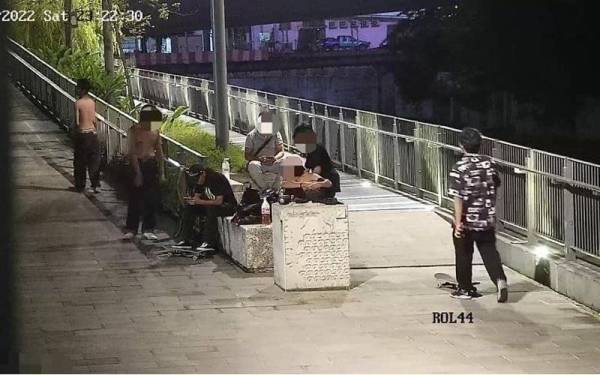 DBKL dan PDRM sedang mengesan remaja yang bertindak merosakkan harta benda awam di kawasan Projek Sungai Nadi Kehidupan (RoL) Medan Pasar pada Sabtu.