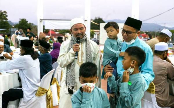 Nazrey membuat persembahan di program Iftar Amal Mualaf di Masjid Datuk Klana Petra Lela Mohd Yusof di Seremban pada Sabtu.