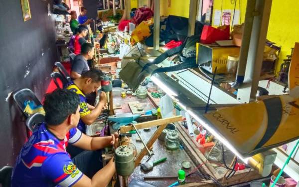 Sebahagian tukang emas sedang menyiapkan tempahan barang kemas bagi memastikan para pelanggan tampil bergaya pada Hari Raya Aidilfitri tahun ini.