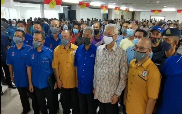 Ismail Sabri (dua dari kanan) bersama jemputan dan sebahagian bekas pekerja Perwaja Steel di Dewan Pejabat UMNO Bahagian Kemaman pada Ahad.