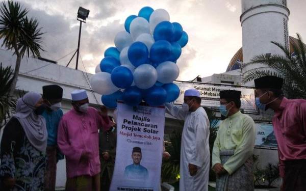 Syed Ibrahim (tiga dari kiri) bersama Mohd Sharkar (tiga dari kanan), Rozianis (kiri) dan Abdullah (dua dari kanan) sempena pelancaran projek solar di Masjid Temerloh Jaya.