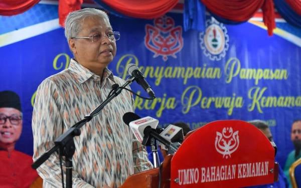 Ismail Sabri menyampaikan ucapan pada majlis penyampaian pampasan gaji bekas pekerja Perwaja Steel Sdn Bhd di Pejabat UMNO Bahagian Kemaman pada Ahad. - Foto Bernama